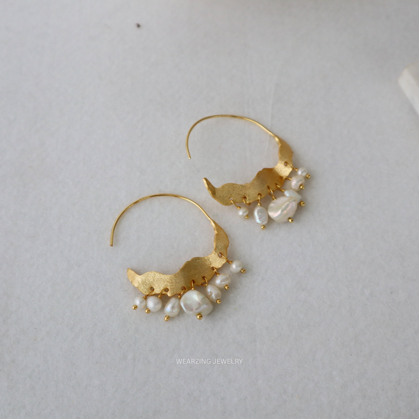 Pearl Curvy Slide Earring