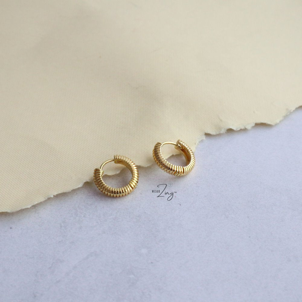 Minimal Huggies Round Textured Gold 